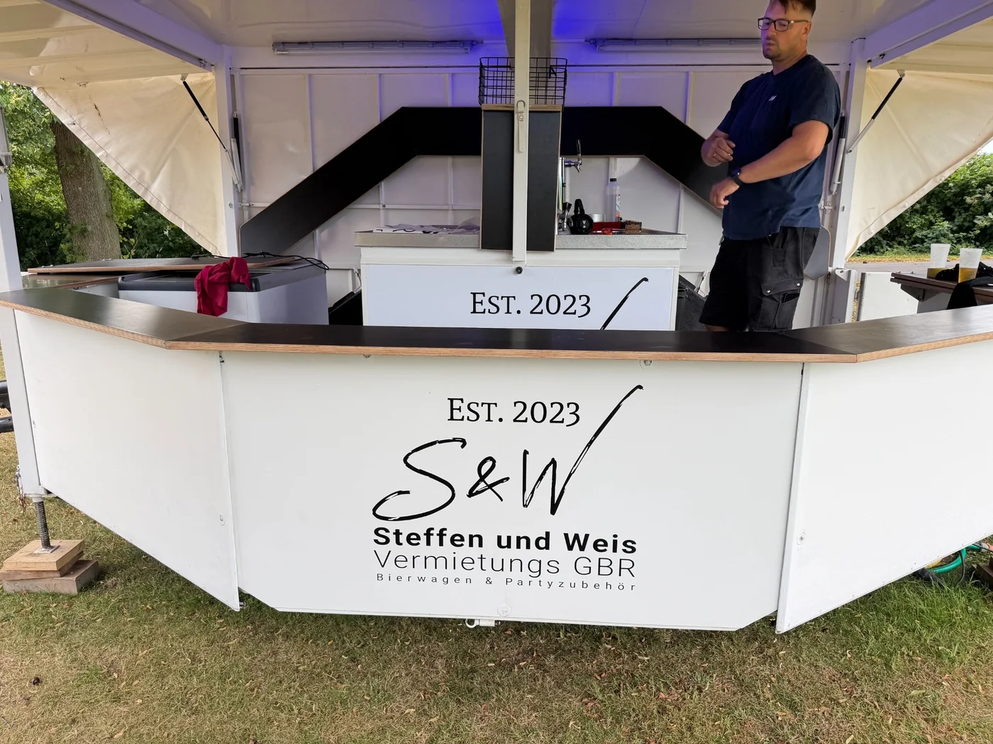 Thekenbereich des Bierwagens